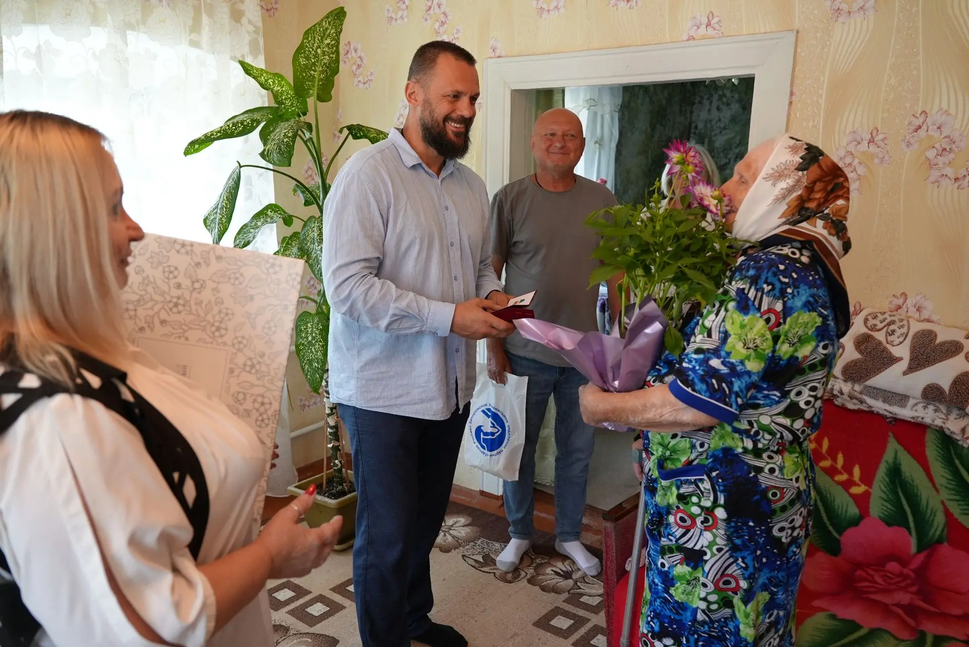 Валентина Ганжина из Дмитровки удостоена звания Почетного жителя округа

Земля Бердянского района вс