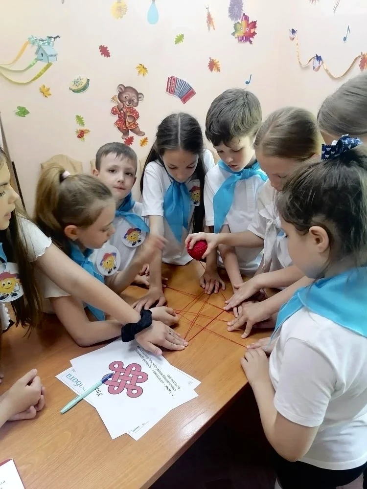 «НАРОД НАШ ЕДИН» 🇷🇺 🗺 
 
В ЦВР «Галактика» продолжается районный фестиваль для лагерей с дневным 