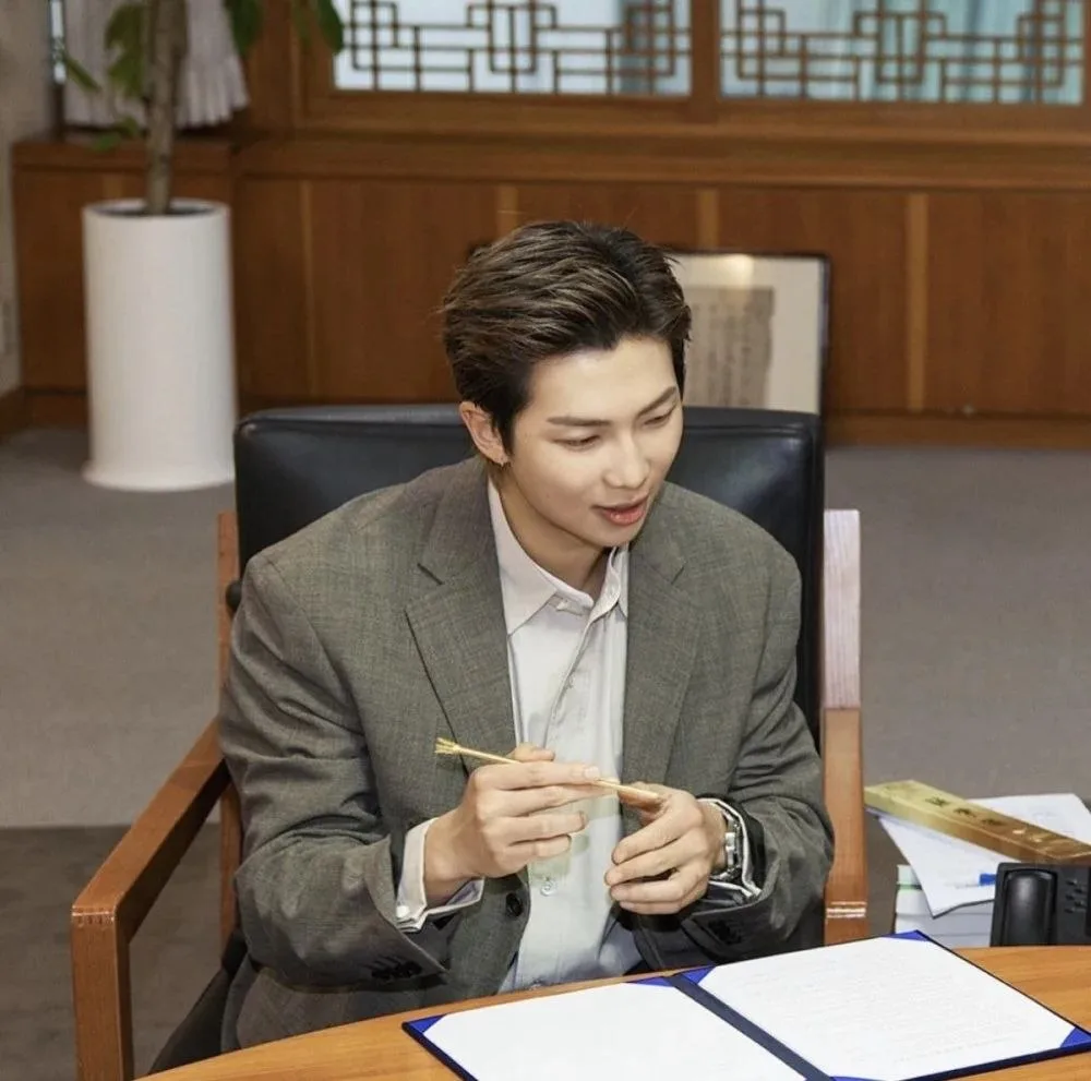 RM из BTS назначен первым в истории глобальным амбассадором Национального музея Кореи.

20 июня музе