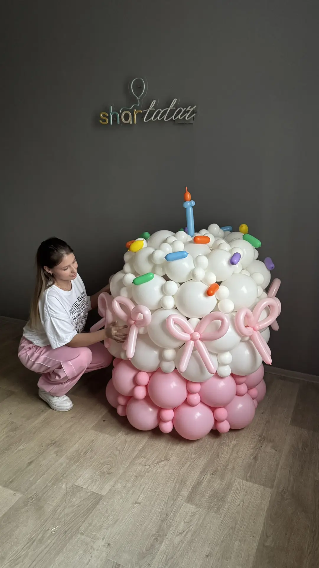 Только посмотрите на этот гигантский торт 🎂


По всем вопросам/оформлению заказа пишите нам [контак