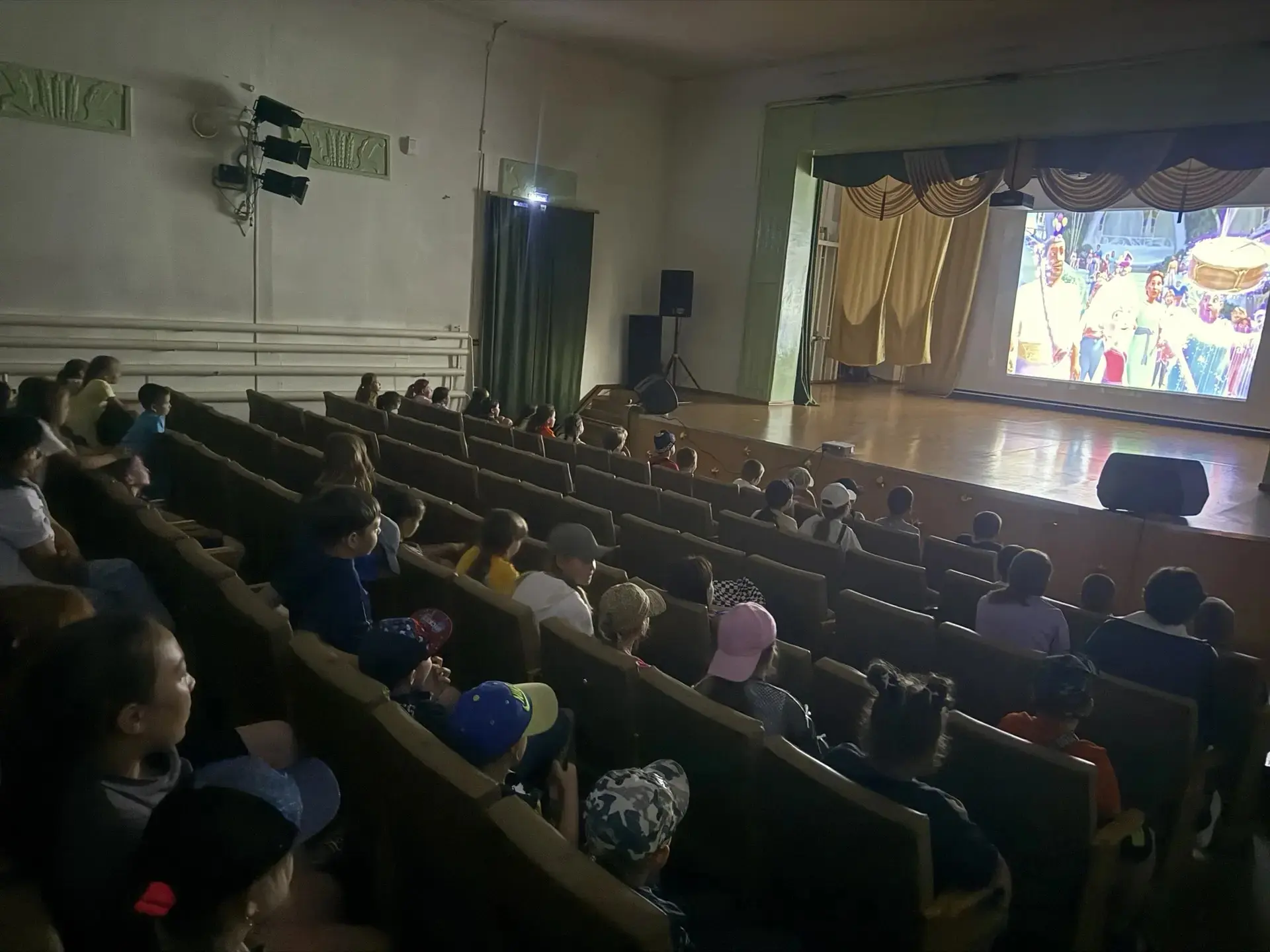 Орлята нашего лагеря посетили Дом культуры посёлка Хор. Для ребят организовали показ мультфильма «За