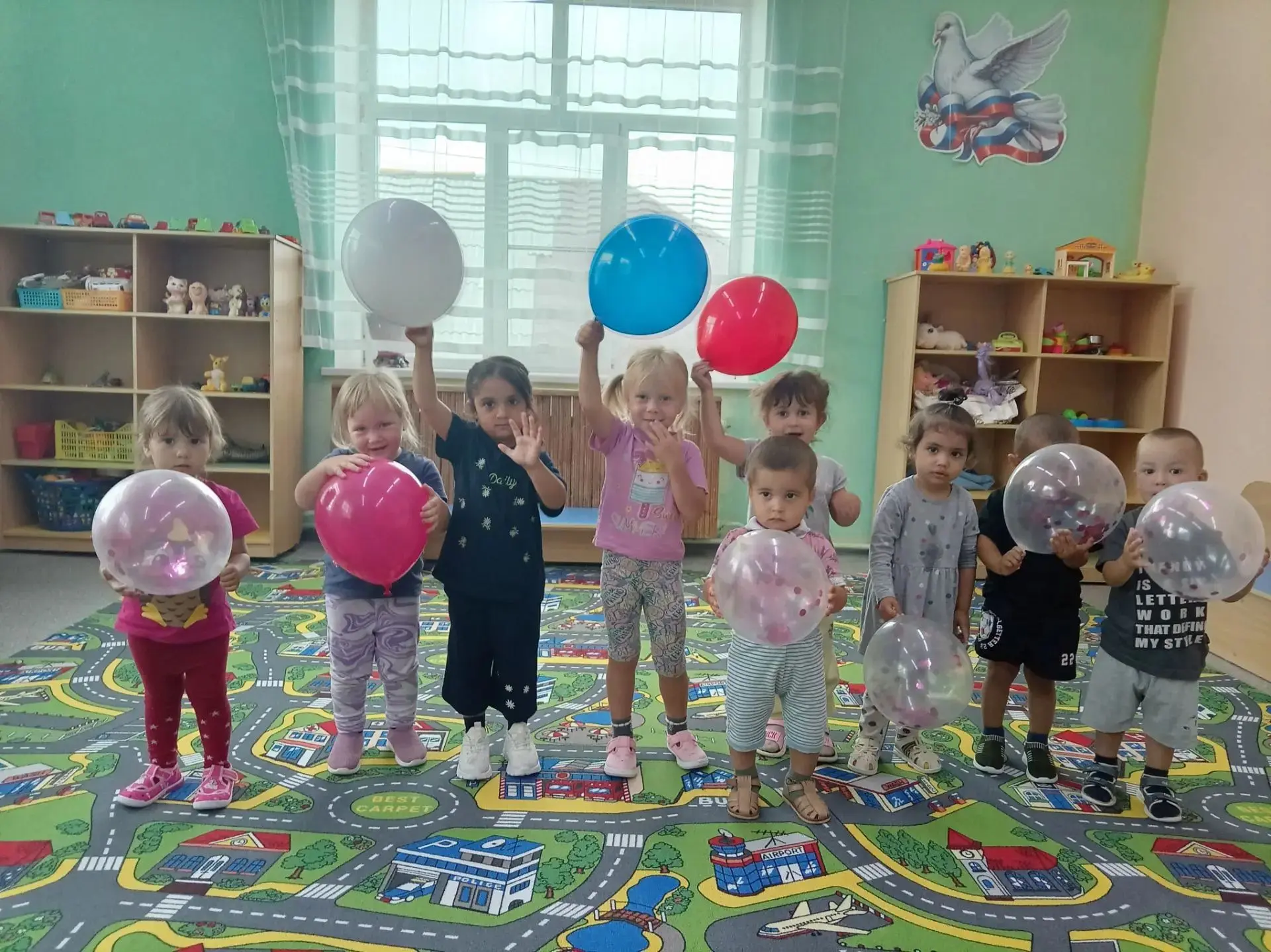 Сегодня в младшей группе прошёл День воздушных шаров! Ребята с удовольствием играли с шариками и тан