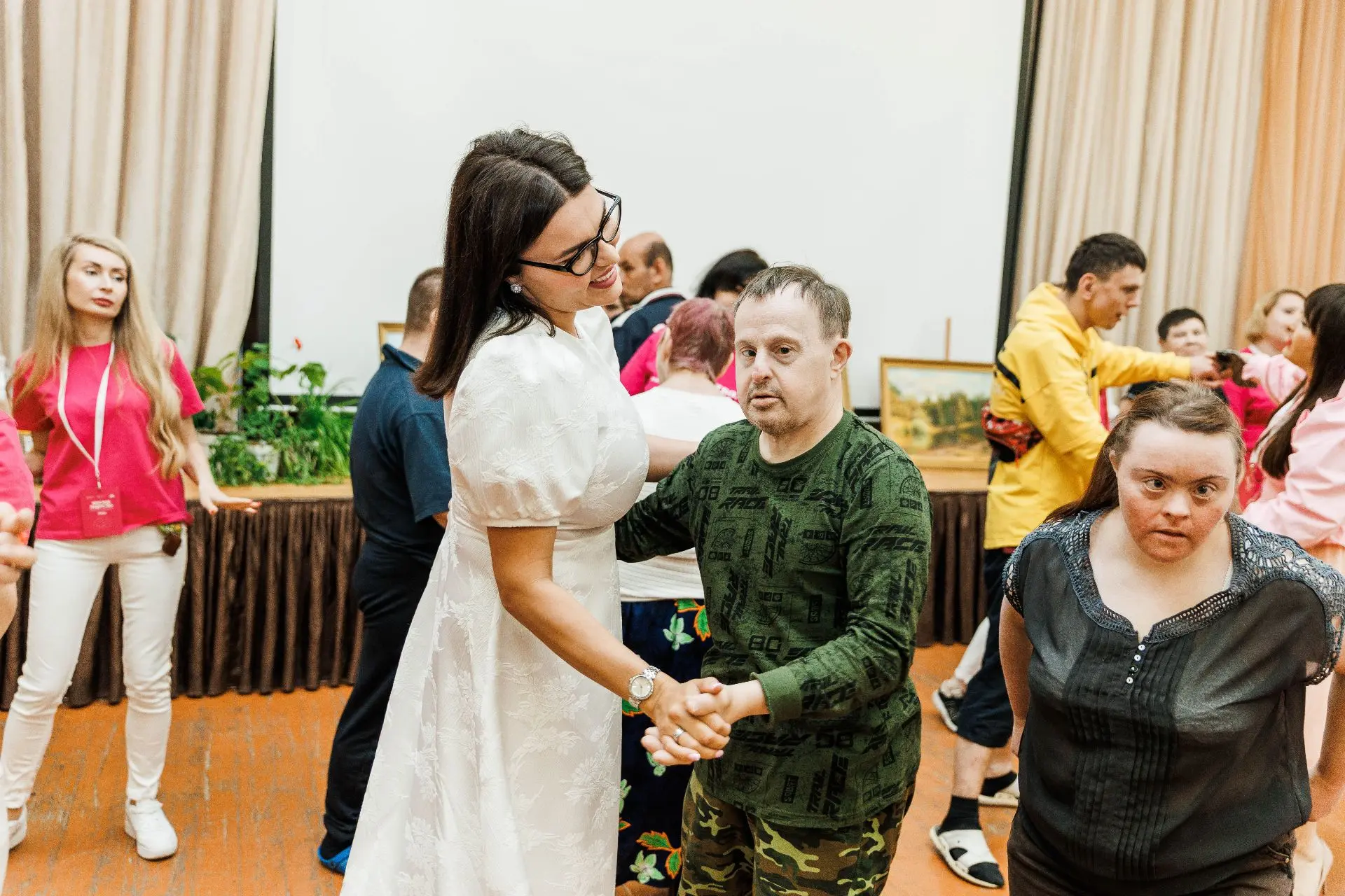 — И рыбки?
— И рыбки!

Коля смотрит на огромный аквариум, который теперь красуется у нас в холле, и 