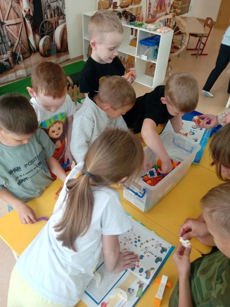 🧪🧸 День науки в нашем школьном лагере: от микроскопа до «Гиго»!

Вчера в нашем лагере с дневным пр