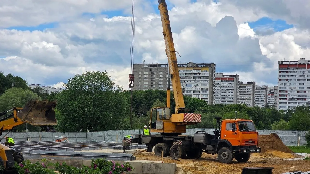 Ловите свежие кадры со стройки нового бассейна в Терлецком парке.

Монтажные работы обещали завершит