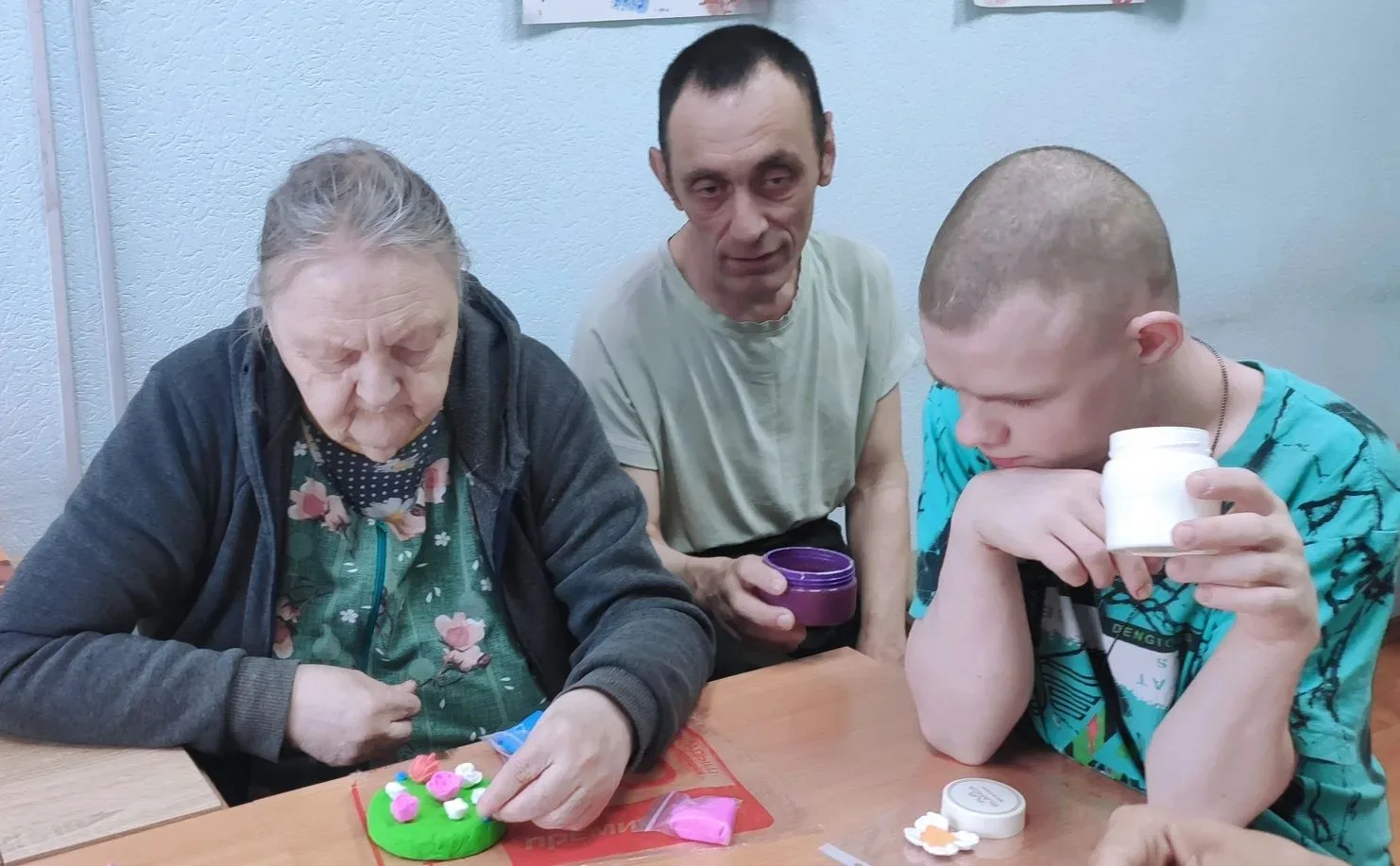 Получатели социальных услуг Отделения 2 г. Осинники на занятиях кружка "Фантазёры" изготовили баночк