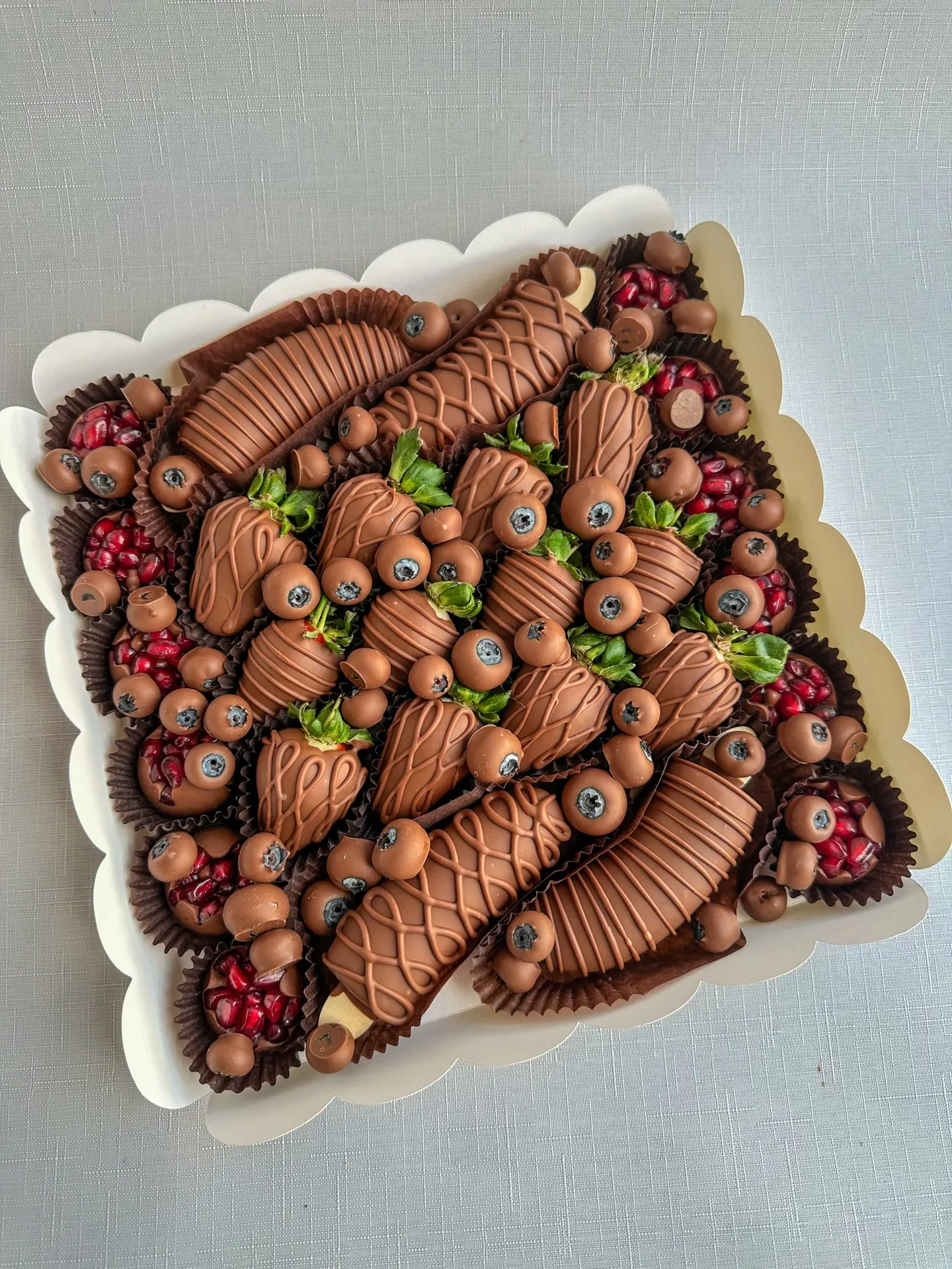 Клубника, бананы, голубика и гранат в бельгийском шоколаде 
Стоимость композиции 4100 рублей