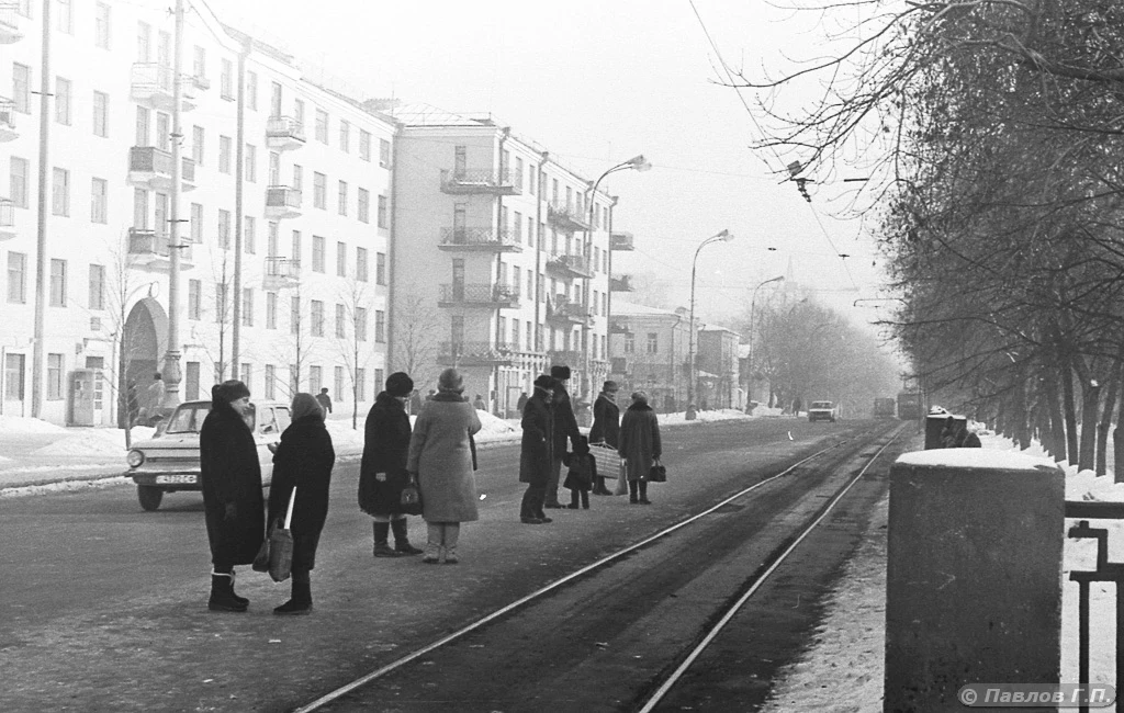 Трамвайная остановка "Московская" в 1988 году. Слева дом №5/1 на проспекте Ленина.
