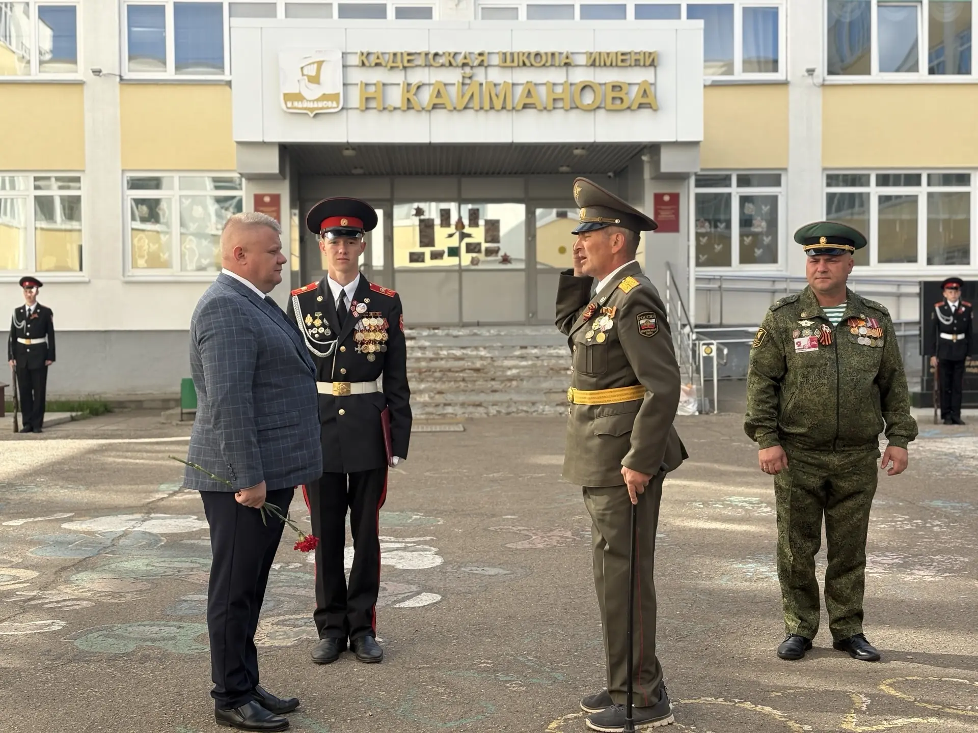 Сегодня утром в нашей школе прошло торжественное построение, посвящённое 81-й годовщине Победы в Вел