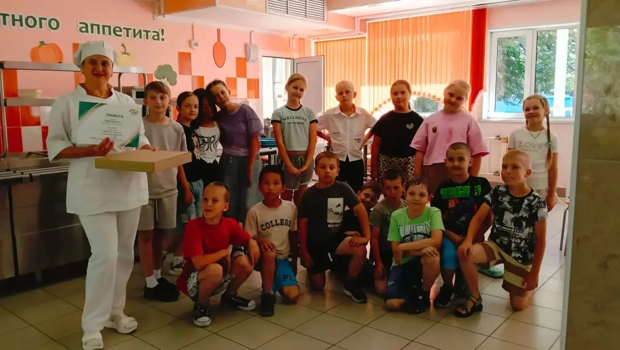Поздравили призеров конкурса «Отличные каникулы со школьным питанием»! 🍰🎉

В пришкольных лагерях М