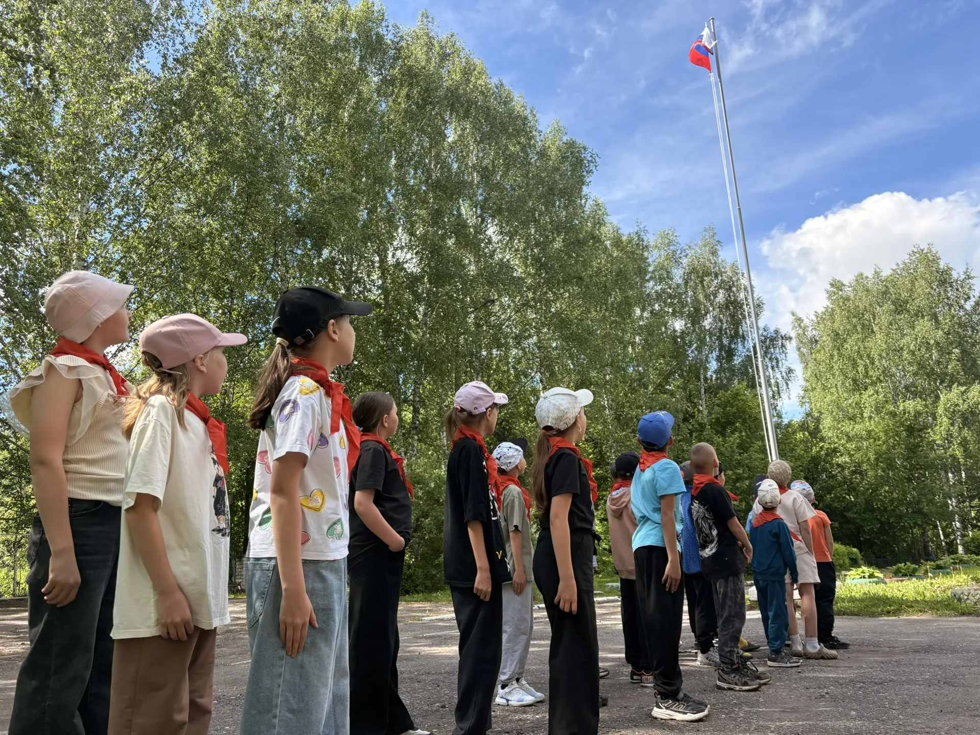 Ура! Лето началось! В нашей школе открылся лагерь дневного пребывания «Улыбка» по направлению Движен