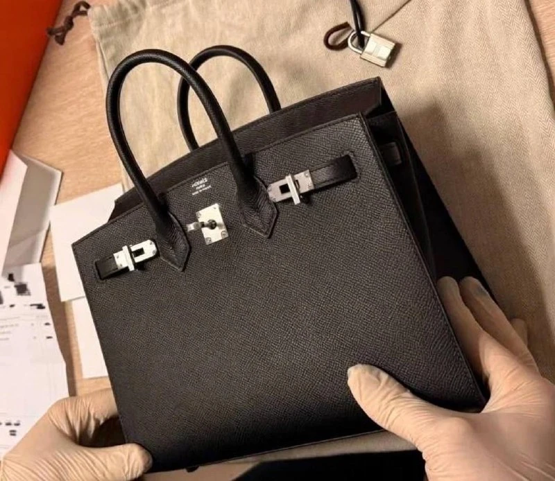 💰 BIRKIN ЗА 3 МИЛЛИОНА ИЗЪЯЛИ

24-летняя россиянка пыталась провезти сумку Hermes Birkin за 3 млн р