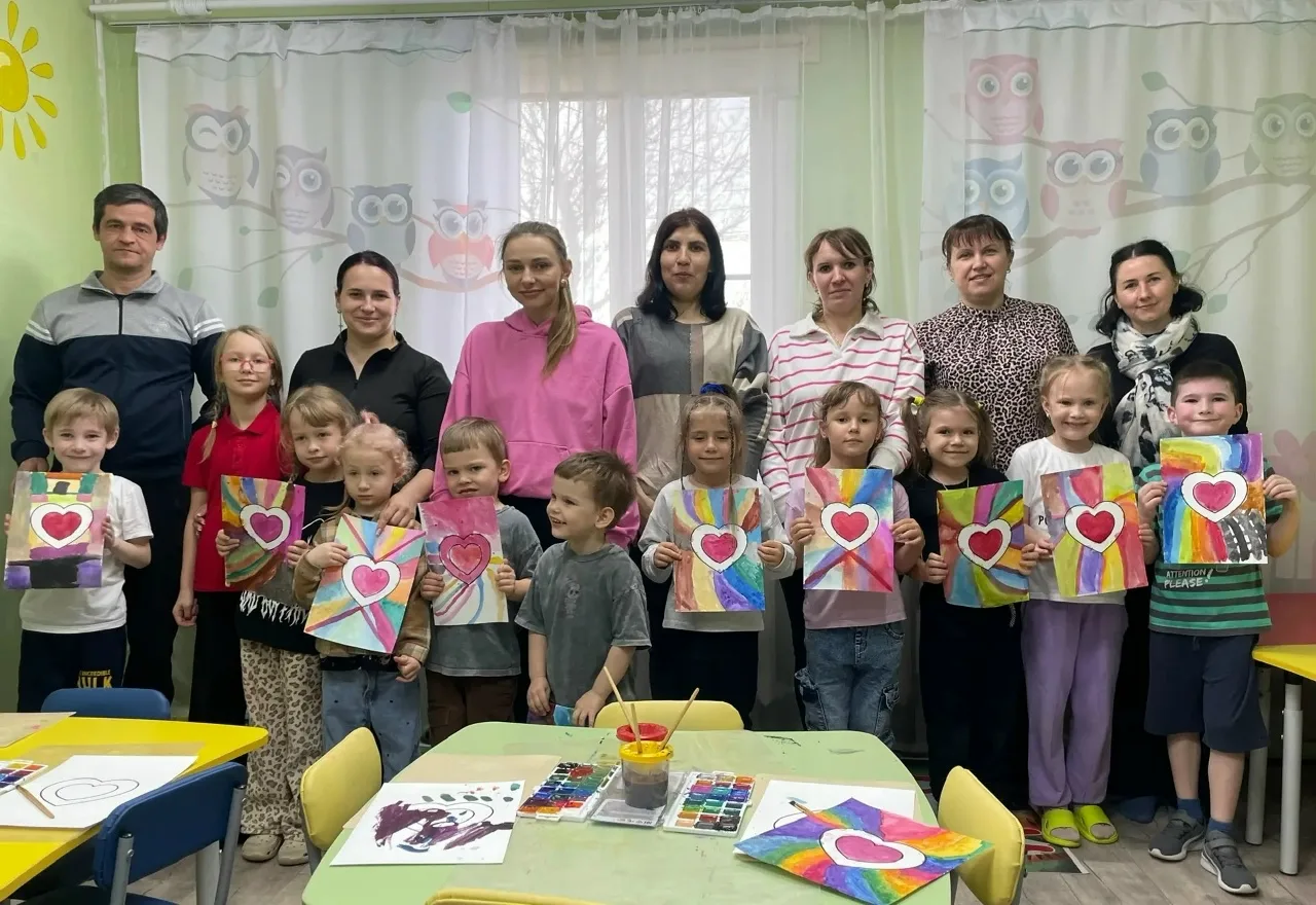 🎨 Когда детские ладошки рисуют любовь!

В нашей мастерской сегодня было по-особенному шумно и ярко!