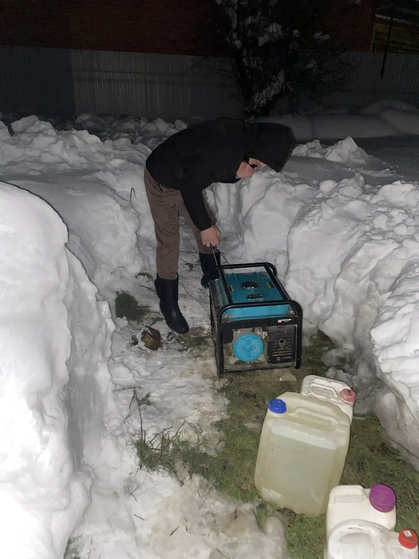 🌨️❄️ В  городе Майкоп продолжаются последствия сильного снегопада, который оставил более 2-х суток 