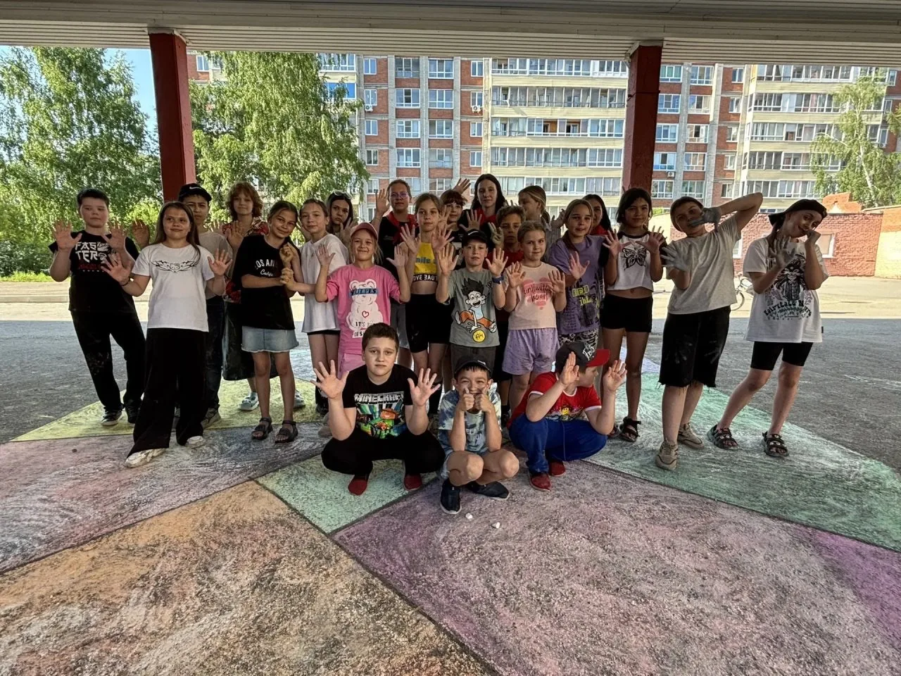ЯРКИЕ КРАСКИ ДРУЖБЫ В НАШЕМ ЛАГЕРЕ!🎨

Сегодня в нашем школьном лагере прошел по-настоящему творческ