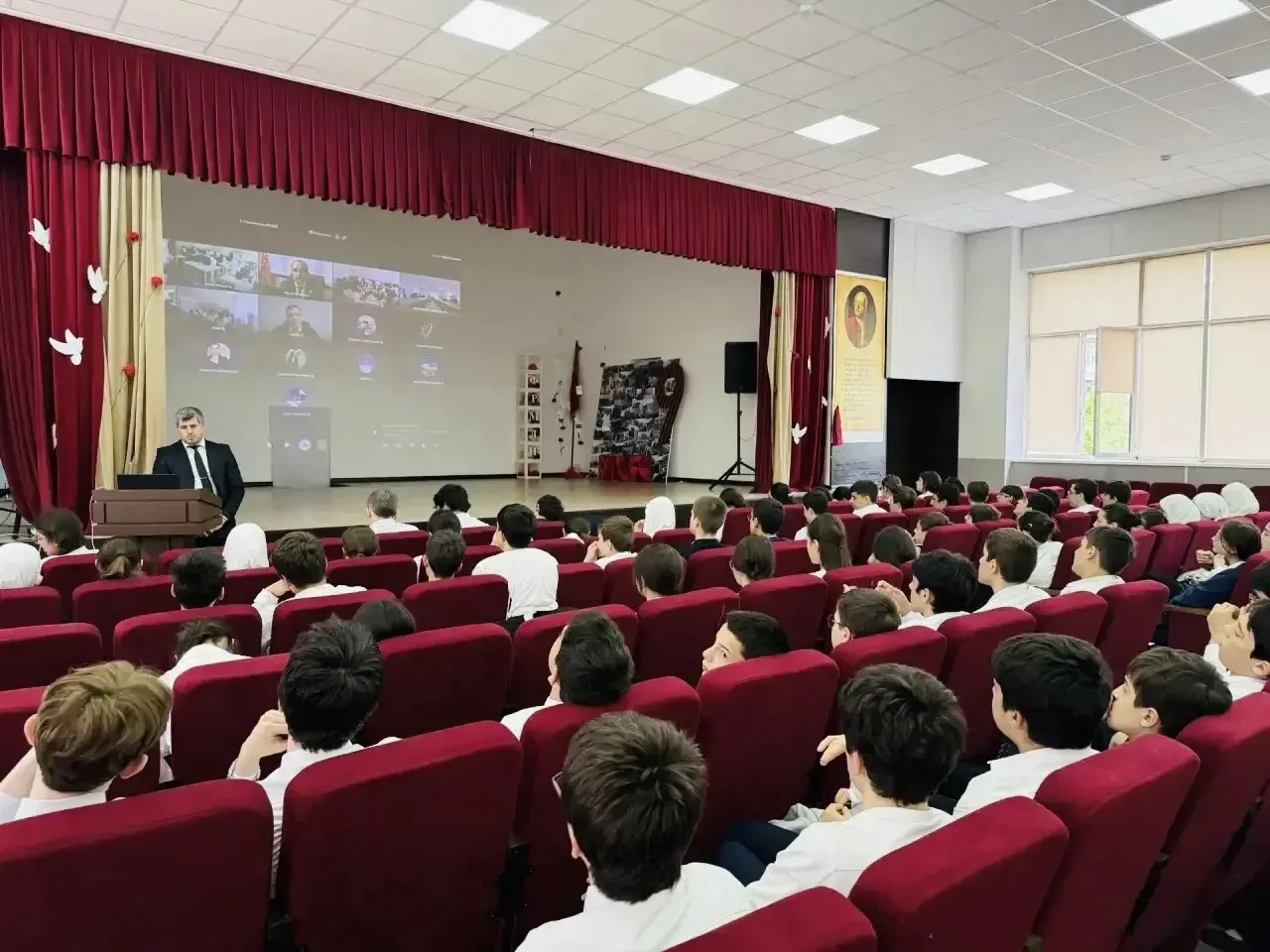 🇷🇺 В РФМЛИ прошёл открытый урок о героях-связистах

Сегодня наш лицей стал центральной площадкой д