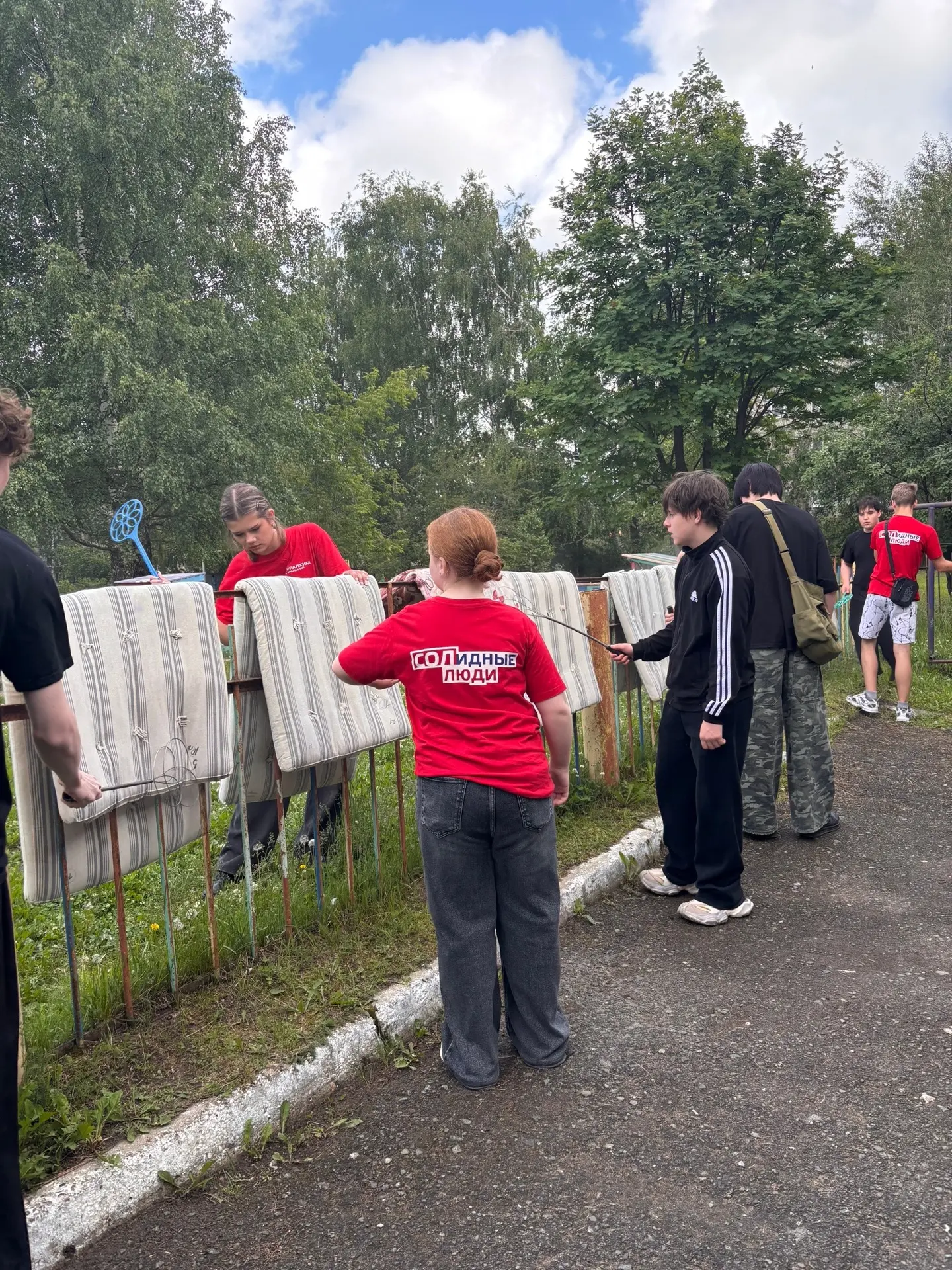 Вести с трудового отряда 👋 
Наши юные работники продолжают наводить порядок в школе. На этой неделе