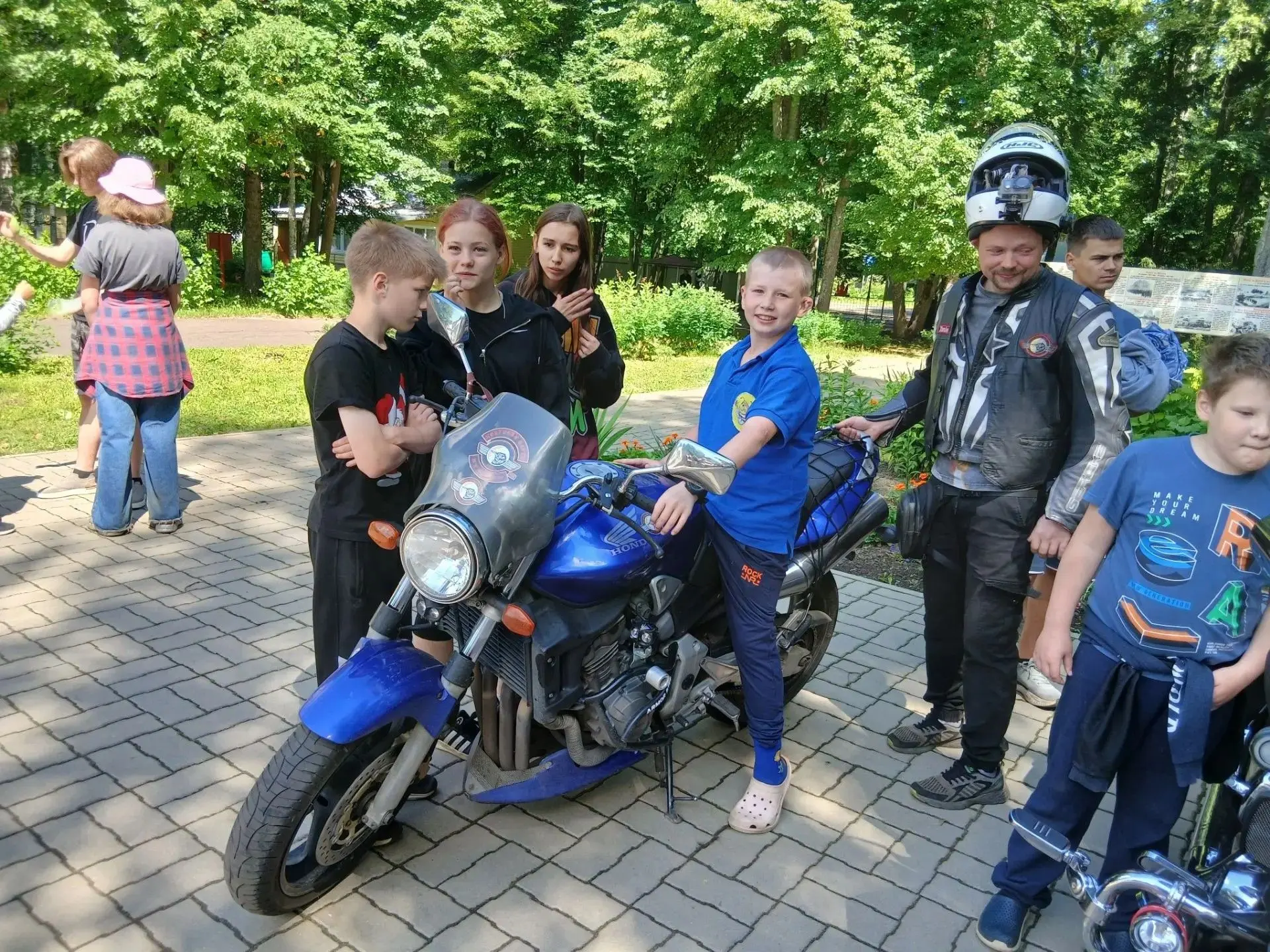 Приезд сотрудников ДПС и представителей КДН в детский лагерь — это распространенная практика в Росси