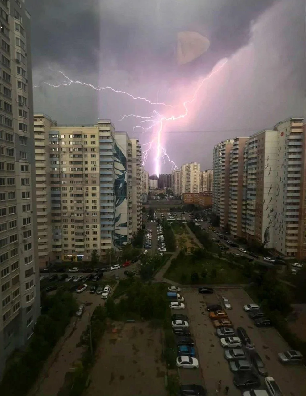 МЧС объявило экстренное предупреждение из-за грозы в Подмосковье.

«До 21:00 12 июня местами по Моск
