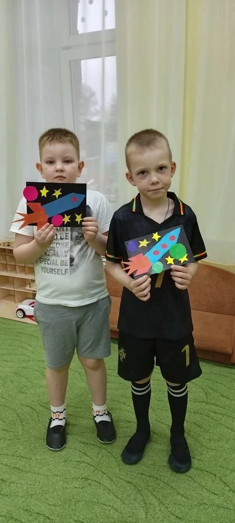 Аппликация «Ракета» используется в детских садах и начальной школе для развития мелкой моторики, обу