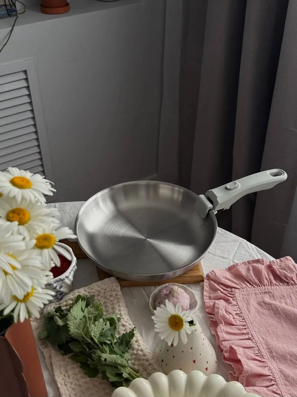 В утро понедельника встретила вот такой аэстетик набор сковородок, в которых можно устраивать фотосе