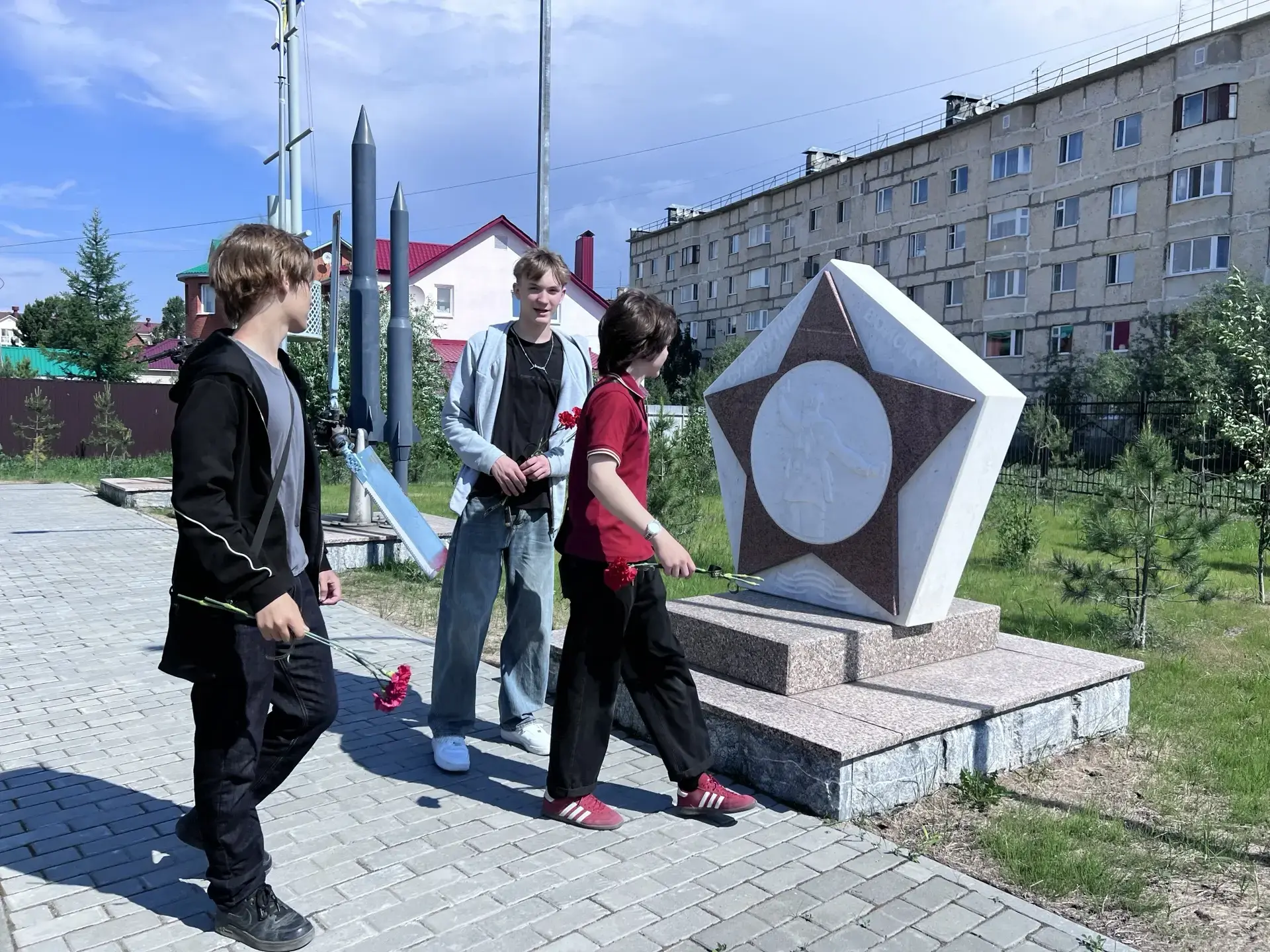 22 июня состоялась экскурсия в Сквер Воинской славы. 

Советник по воспитанию вместе с детьми отправ