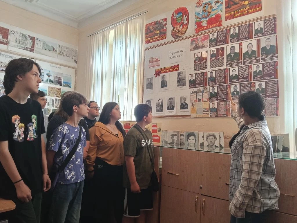 Для учащихся школы проведена тематическая экскурсия, посвещенная участникам СВО.
Во время экскурсии 