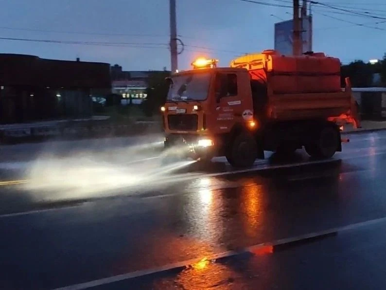 🚛 Уборка по графику: почему поливомойки вышли на улицы даже в дождь?

В ночь на 22 июля на борьбу с