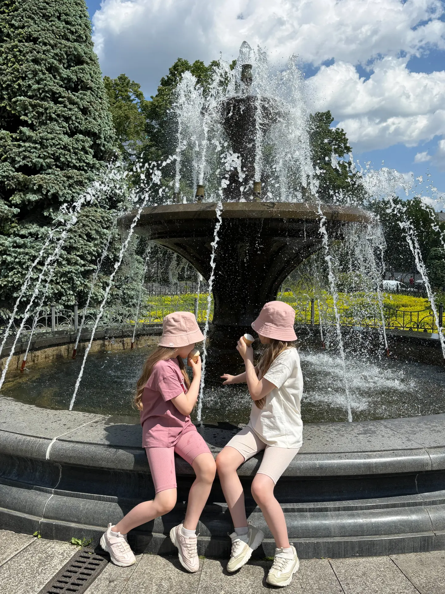 С первым днем лета и днем защиты детей 🍦

Успели застать майскую жару в начале недели, а в выходные