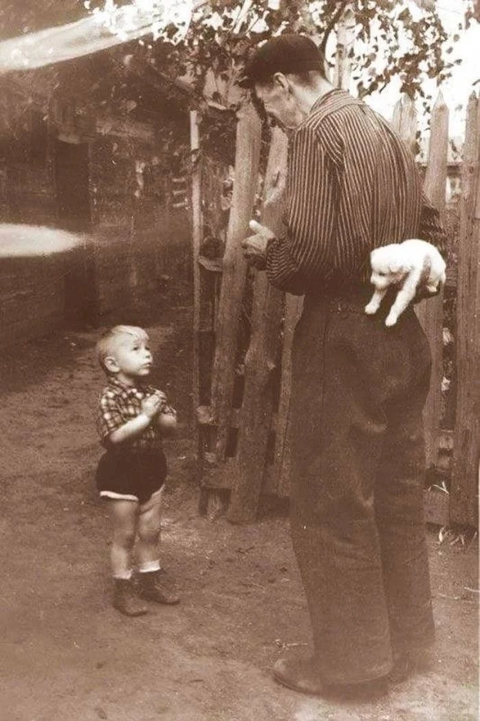 За секунду до счастья, 1955 год.

На фото мужчина держит за спиной щенка, а перед ним стоит маленьки