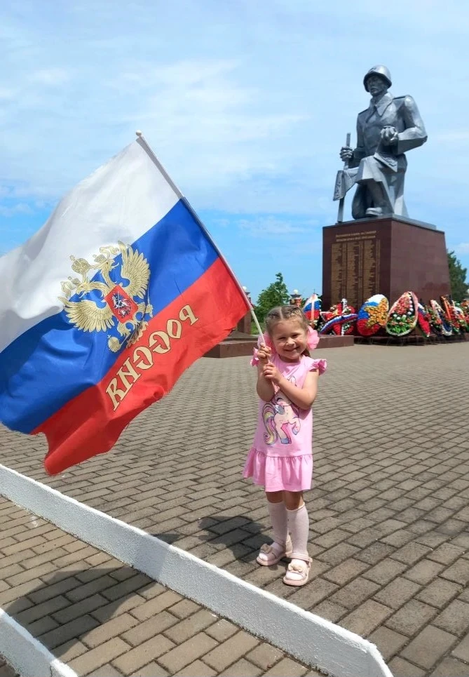 Кремлёвские звёзды
Над нами горят,
Повсюду доходит их свет!
Хорошая Родина есть у ребят,
И лучше той
