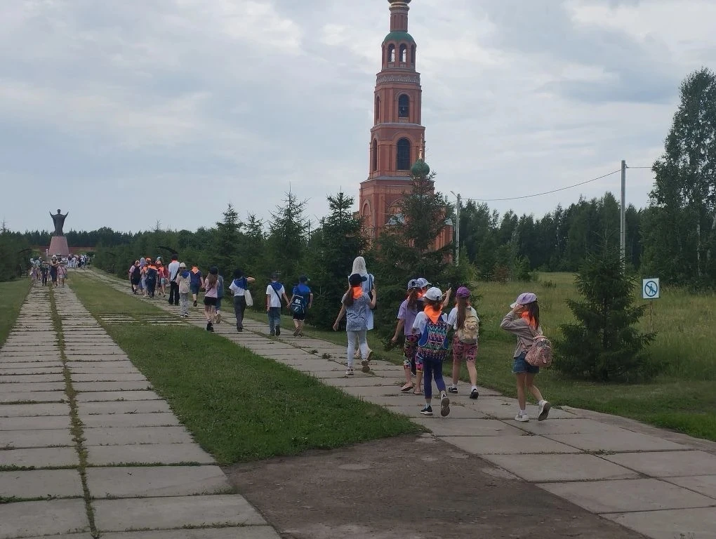 🕌 Увлекательное путешествие за город!
    Одним из самых запоминающихся дней пришкольного лагеря "М
