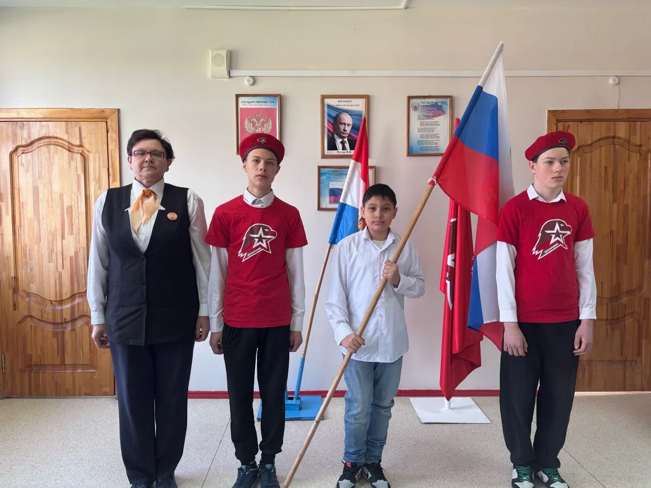Церемония поднятия флага в российских школах — обязательное еженедельное мероприятие, начинающее уче