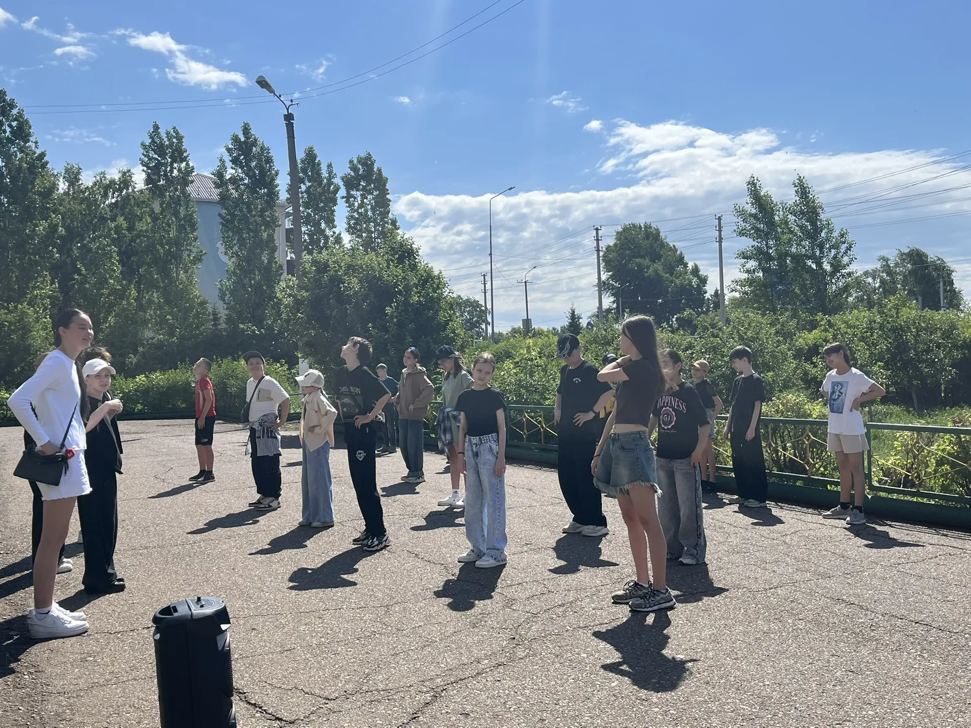 🕺Сегодняшнее утро в ЛТО «Ровесники» началось особенно весело — с танцев! 

✨Лёгкие танцевальные дви