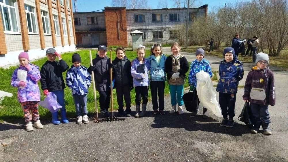 Акция «Чистая территория» прошла успешно ! Школьный двор сияет!✨ 
 
В нашей школе прошел весенний су