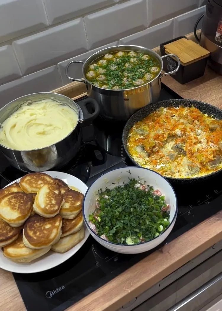 Меню на день 😋

1. Суп с фрикадельками и лапшой 
2. Рыба в сметане
3. Картофельное пюре 
4. Салат и