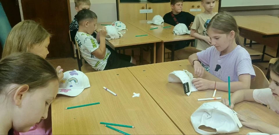 2‑й день, полёт нормальный!

Сегодня в нашем лагере кипела творческая жизнь. Юные художники вооружил