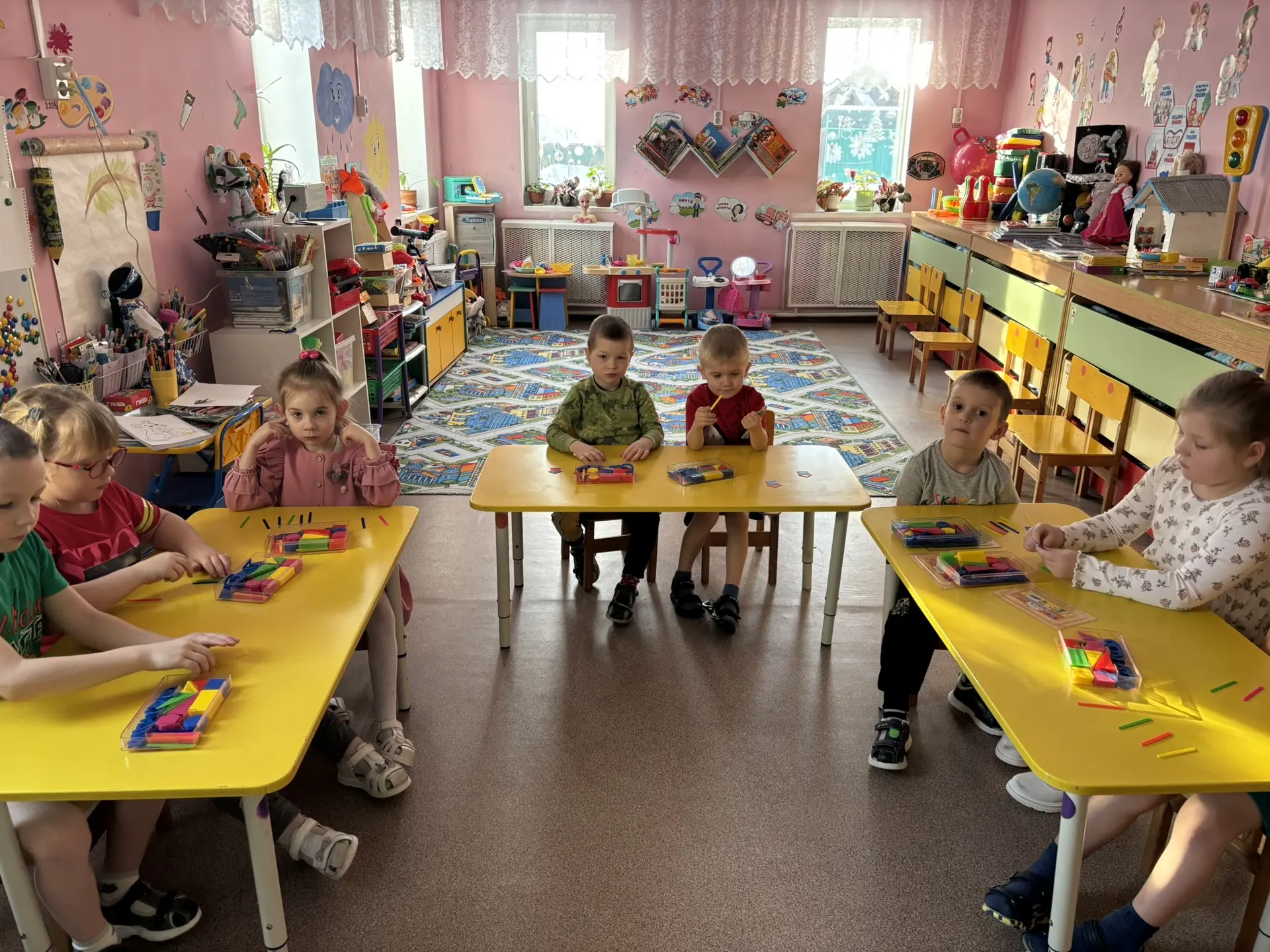 Учимся задачи в группе мы решать -
Это ведь непросто, хочется сказать.
Есть задачи на сложение, есть