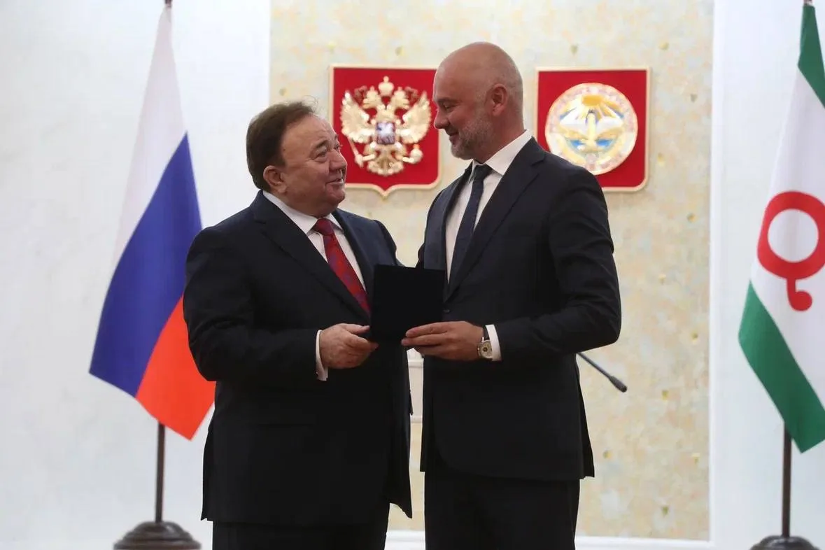 👍В День образования Республики Ингушетия Глава региона Махмуд-Али Калиматов вручил главе города Рус