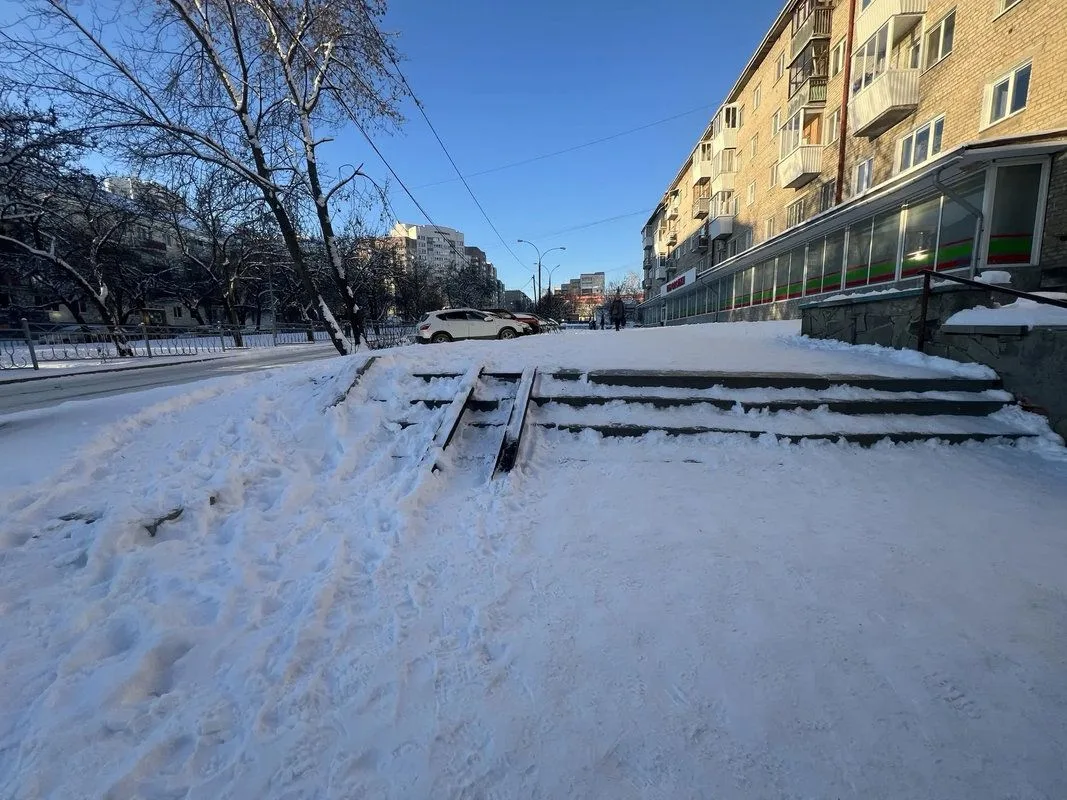 В начале года жители Кировского района пожаловались на разрушенные лестницы, расположенные по улице 