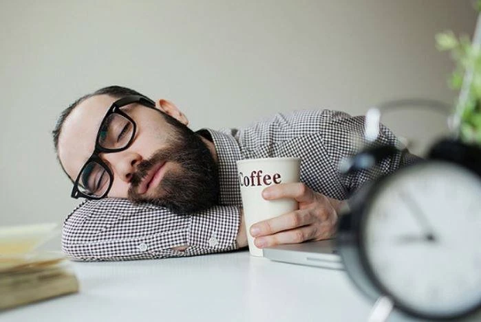 Почему от кофе хочется спать? 😴

Знакомо: выпили кофе, а через час хочется спать еще сильнее? Это н