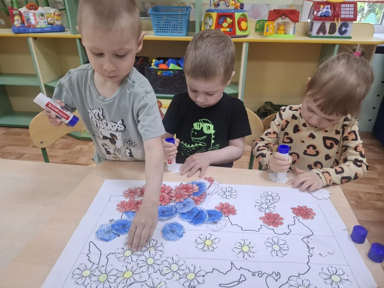 ‼️НОВОСТИ КОРПУСА 2‼️

Сегодня даже наши малыши с увлечением мастерили коллективный плакат "Наша Род