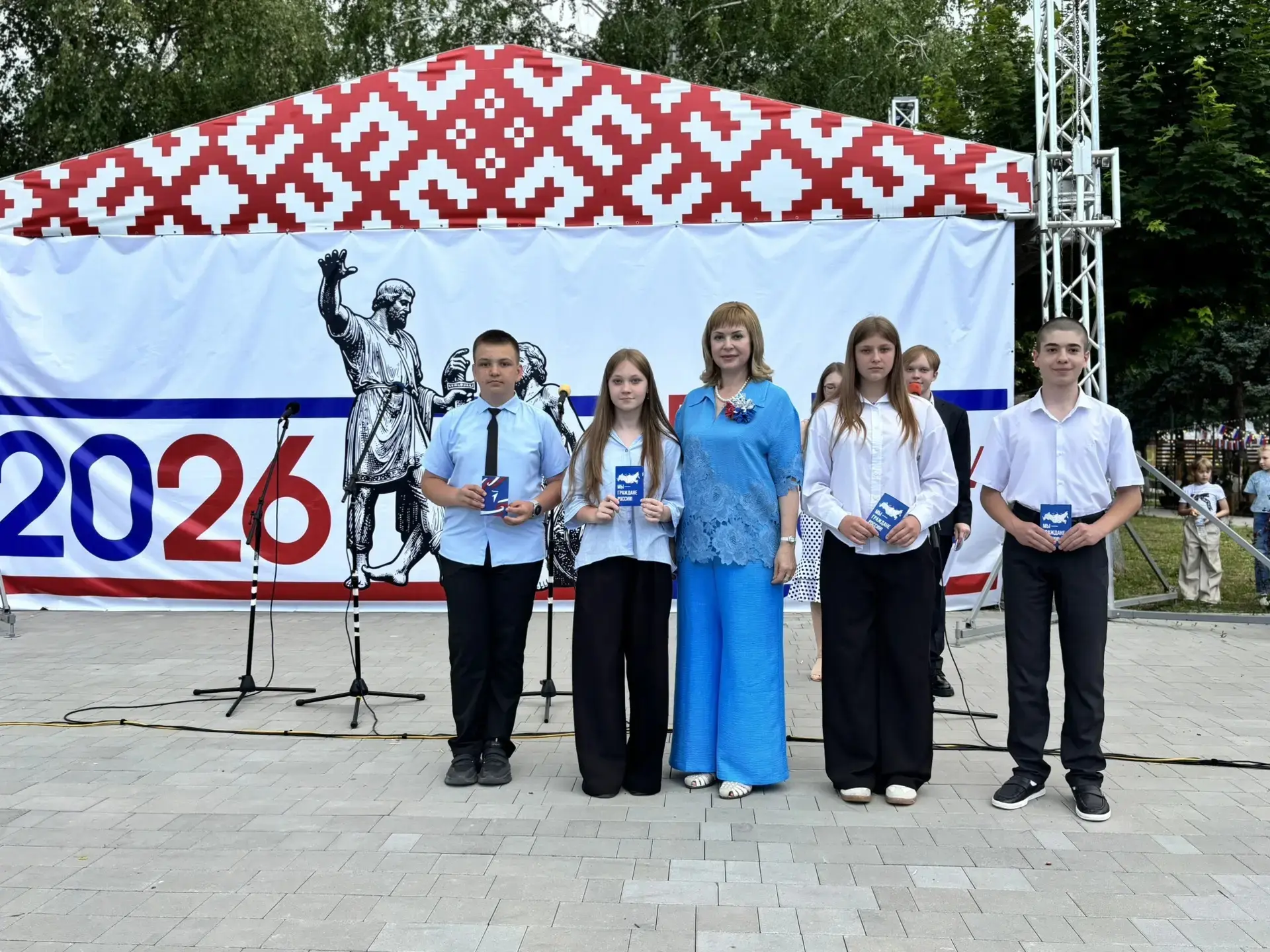 В День России учащиеся 7 "Б"  класса МКОУ СОШ № 5 г.Майского Касаджик Максим,Иванько Анастасия,Лиюри