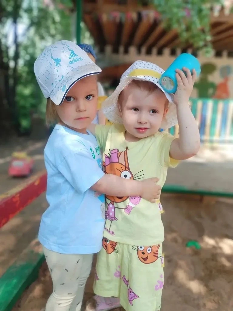 Вот как весело гуляем, и ни капли не скучаем!