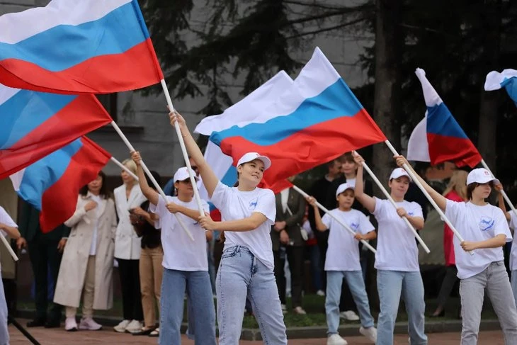 Завтра в Иркутске развернут 50-метровый флаг в честь Дня России

12 июня в 11:00 на площади перед Дв