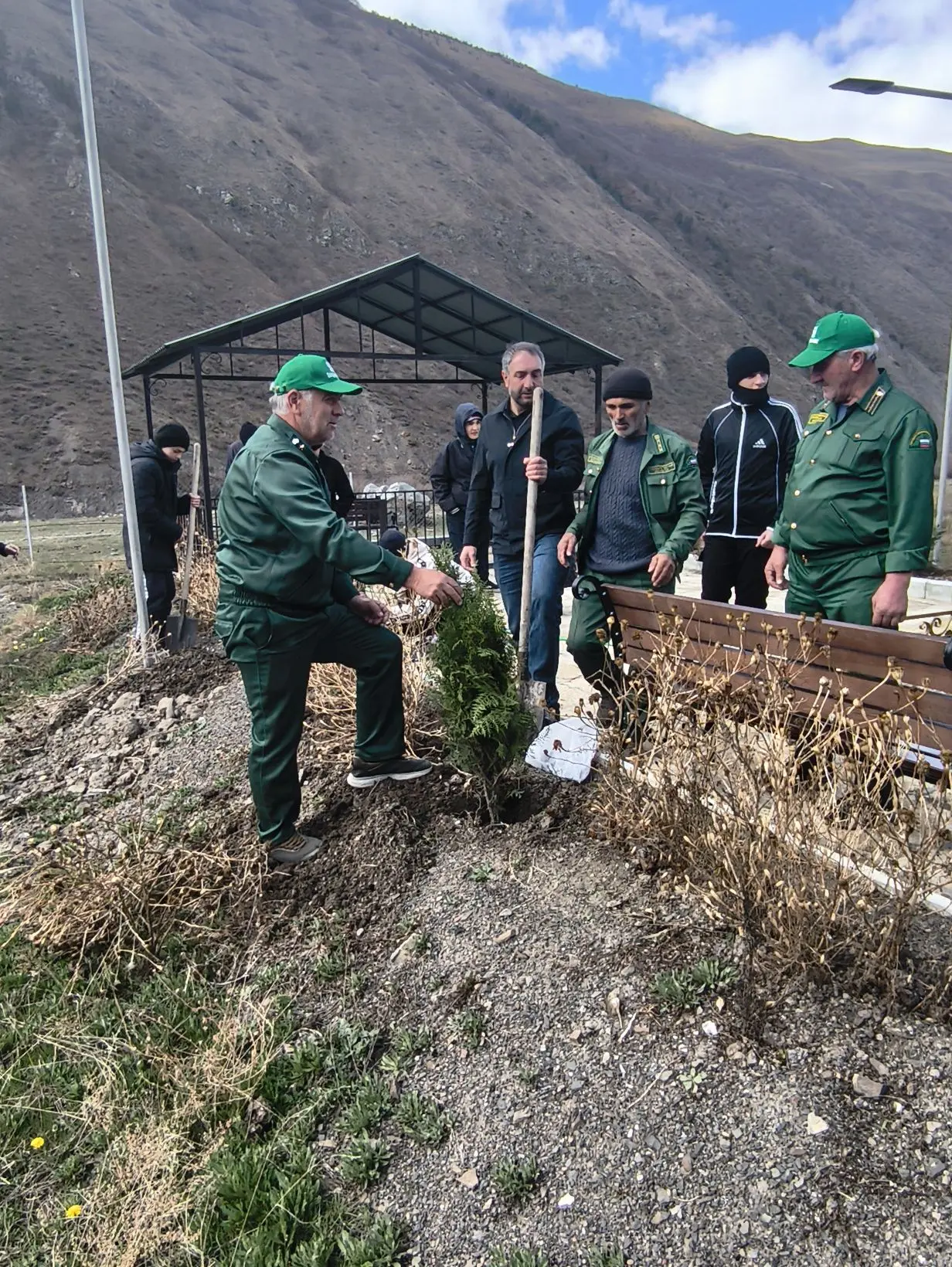 Сегодня учащимися МКОУ АМСАРСКАЯ СОШ ИМ СЕЙРАНОВА САДАМА УЗЕЙРОВИЧА совместно с Администрацией с.Амс