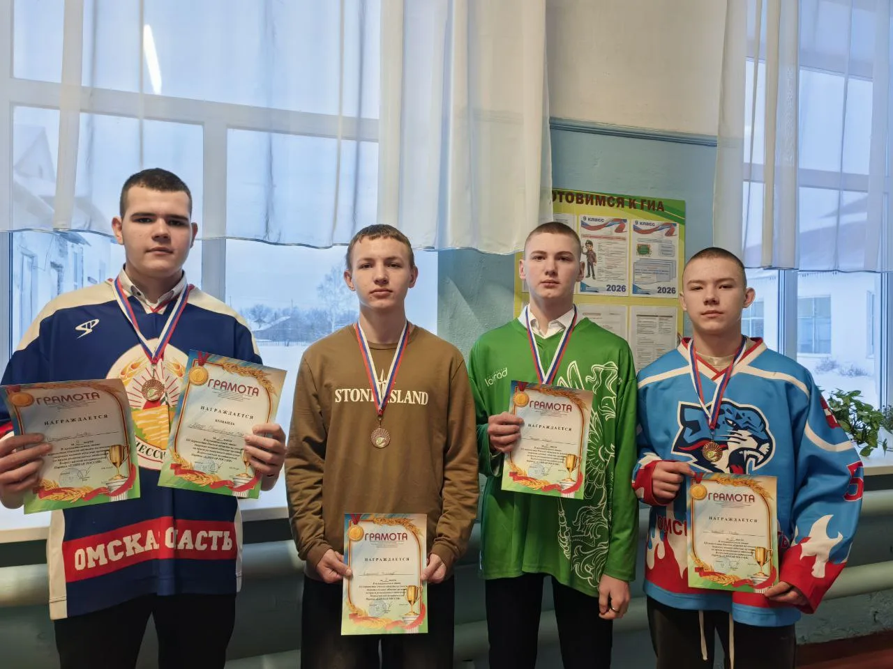 🎉 Торжественная линейка в нашей школе! 🎉

Сегодня утро в школе началось особенно торжественно! 🎖

