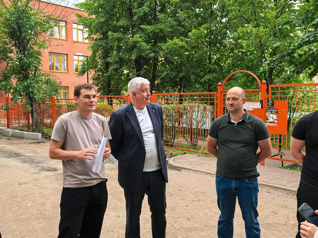 Ознакомился с ходом ремонта внутриквартального проезда и обустройства двора у домов №2 и №4 на просп
