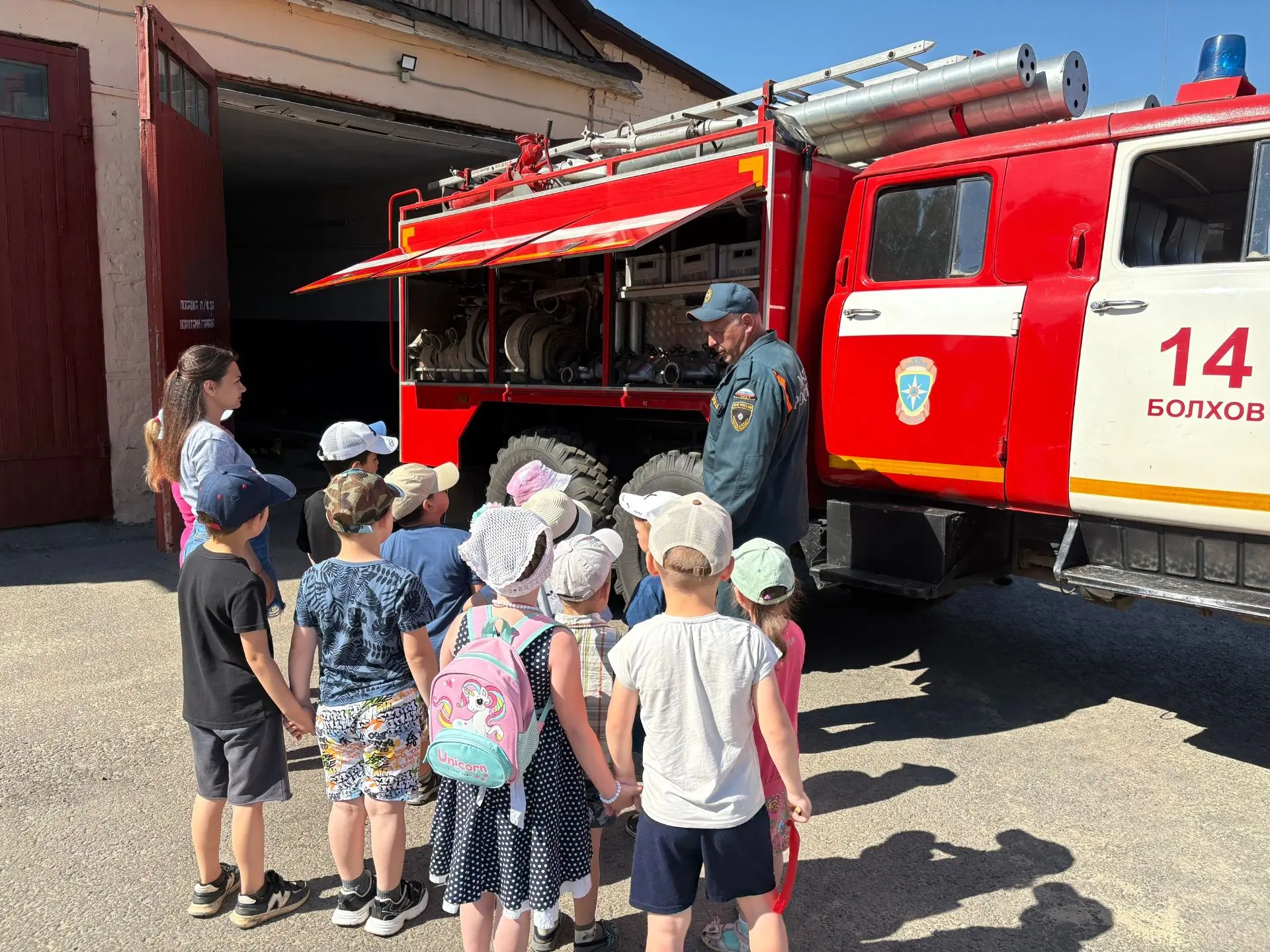 Маленькие герои в большом мире: экскурсия в пожарную часть!🧑‍🚒

Сегодняшний день для наших воспита