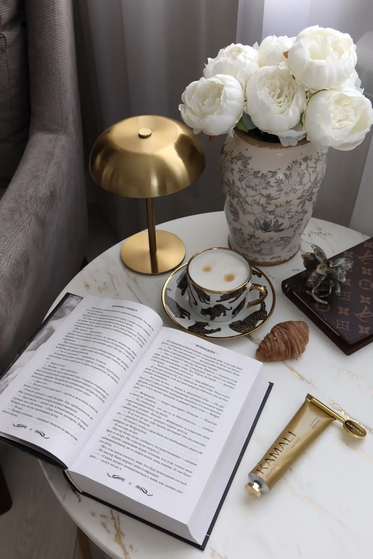 home🤎

Читаю «Фейридейл» — очень интригующе и интересно📙

На полочках красуется новая косметичка —
